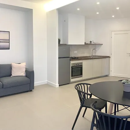 De-sidera アパート テッラチーナ